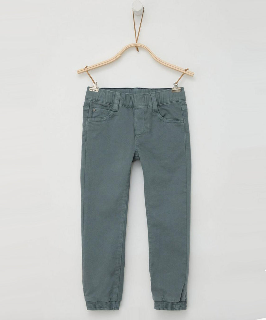 Details:&nbsp; Increase your boys' comfort and style with our Joggstyle Canvas Jeans in faded green. Our jeans feature an elastic waistband and adjustable elastic on the inside for a perfect fit. With pockets for convenience, these jeans are the perfect addition to any wardrobe.&nbsp;
Color: Faded green&nbsp;
Composition:&nbsp; 090%CO 010%PES &nbsp;&nbsp;
