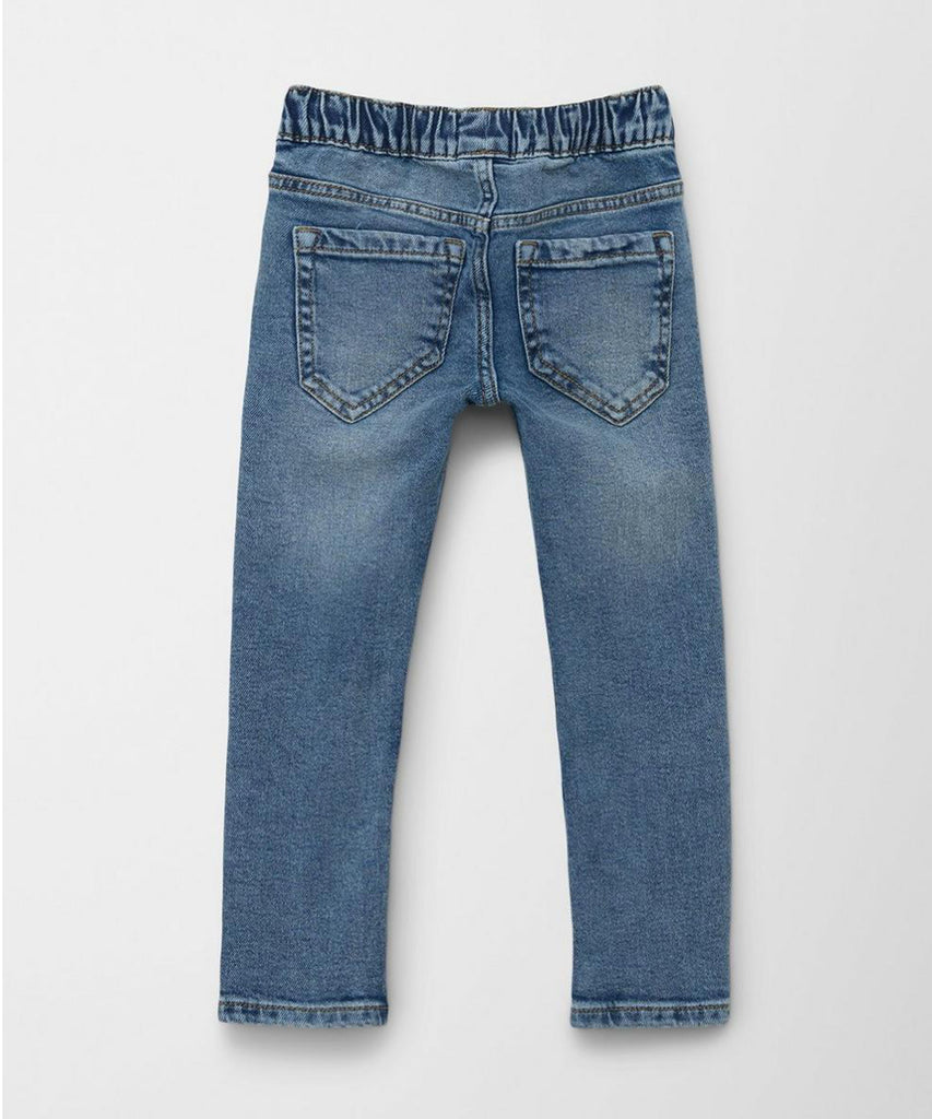 Details:&nbsp; Increase your boys' comfort and style with our Joggstyle Jeans in blue denim. Our jeans feature an elastic waistband and adjustable elastic on the inside for a perfect fit. With pockets for convenience, these jeans are the perfect addition to any wardrobe.&nbsp;
Color: Blue denim&nbsp;
Composition:&nbsp; 098%CO 002%EL &nbsp;&nbsp;