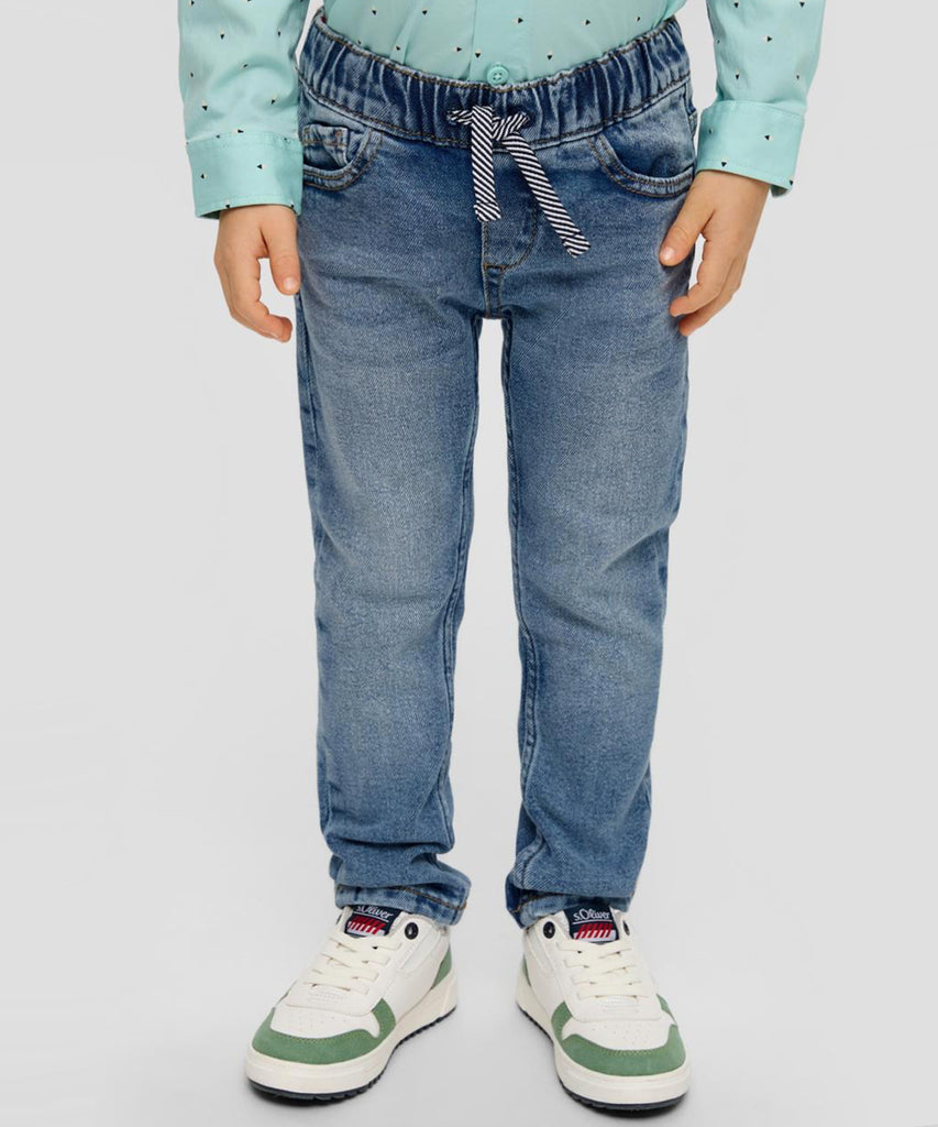 Details:&nbsp; Increase your boys' comfort and style with our Joggstyle Jeans in blue denim. Our jeans feature an elastic waistband and adjustable elastic on the inside for a perfect fit. With pockets for convenience, these jeans are the perfect addition to any wardrobe.&nbsp;
Color: Blue denim&nbsp;
Composition:&nbsp; 098%CO 002%EL &nbsp;&nbsp;