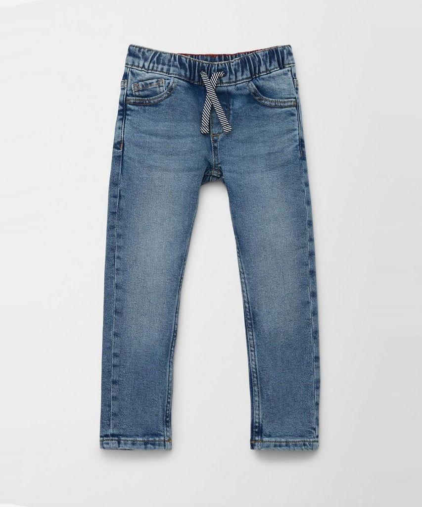 Details:&nbsp; Increase your boys' comfort and style with our Joggstyle Jeans in blue denim. Our jeans feature an elastic waistband and adjustable elastic on the inside for a perfect fit. With pockets for convenience, these jeans are the perfect addition to any wardrobe.&nbsp;
Color: Blue denim&nbsp;
Composition:&nbsp; 098%CO 002%EL &nbsp;&nbsp;