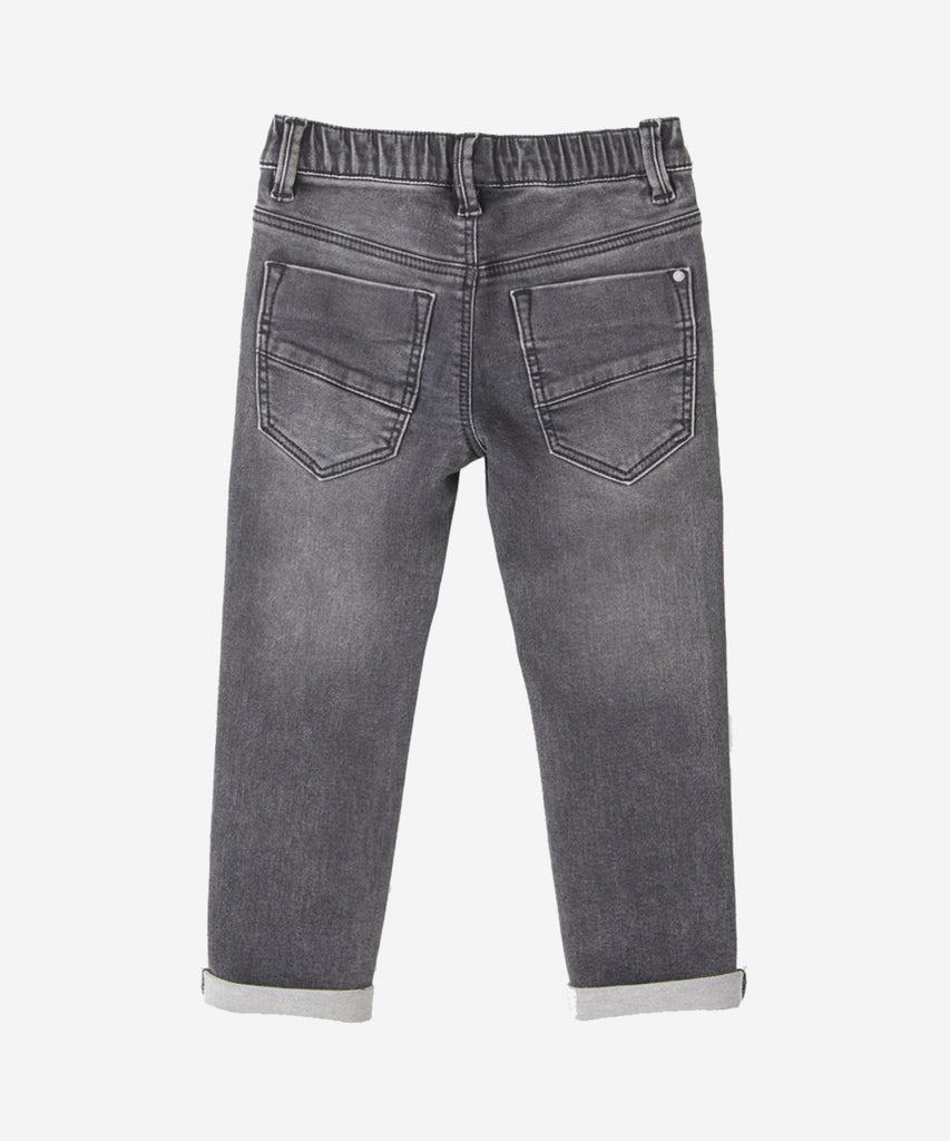 Details:&nbsp; Increase your boys' comfort and style with our Joggstyle Jeans in grey denim. Our jeans feature an elastic waistband and adjustable elastic on the inside for a perfect fit. With pockets for convenience, these jeans are the perfect addition to any wardrobe.&nbsp;
Color: Grey denim&nbsp;
Composition:&nbsp; 098%CO 002%EL &nbsp;&nbsp;