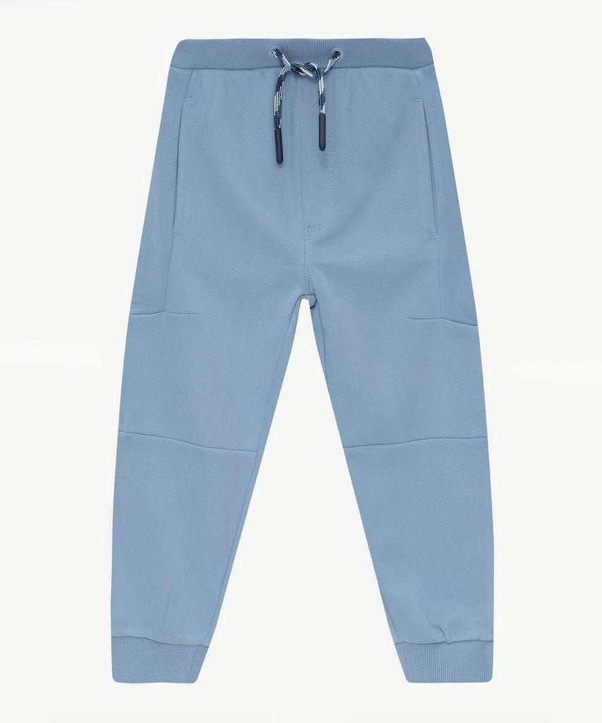 Details:&nbsp;These jogg pants in dusty blue offer a comfortable and stylish option for everyday wear. The elastic waistband and adjustable elastic on the inside ensure a perfect fit, while the pockets provide convenience.&nbsp;
Color: Dusty blue&nbsp;&nbsp;
Composition:&nbsp; 090%CO 010%PES &nbsp;&nbsp;