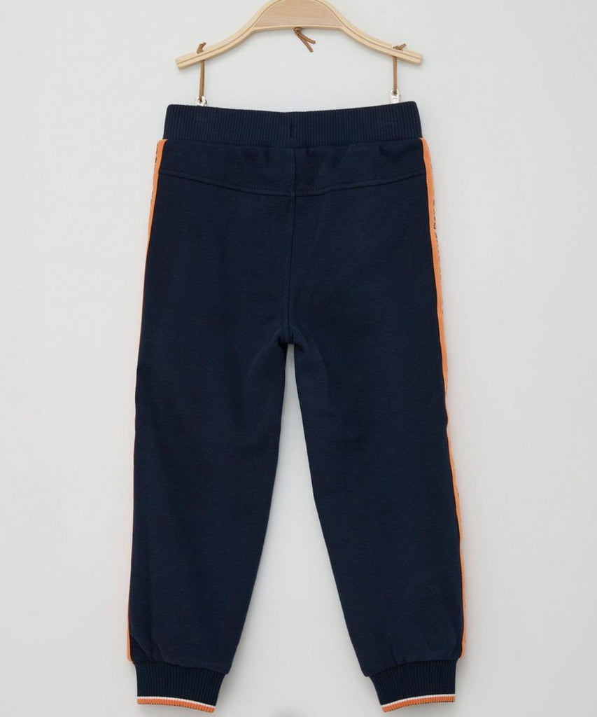 Details: These Game Day jogg pants in navy blue offer a comfortable and stylish option for everyday wear. The elastic waistband and adjustable elastic on the inside ensure a perfect fit, while the pockets provide convenience.&nbsp;
Color: Navy blue&nbsp;&nbsp;
Composition:&nbsp; 090%CO 010%PES &nbsp;&nbsp;