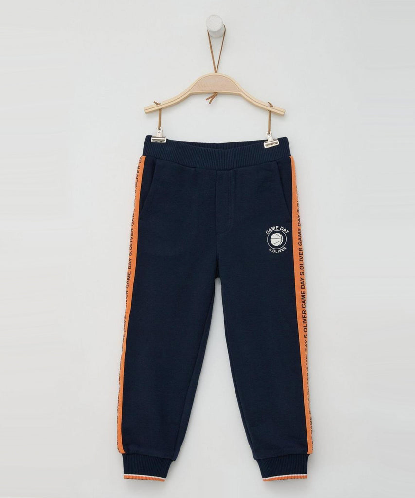 Details: These Game Day jogg pants in navy blue offer a comfortable and stylish option for everyday wear. The elastic waistband and adjustable elastic on the inside ensure a perfect fit, while the pockets provide convenience.&nbsp;
Color: Navy blue&nbsp;&nbsp;
Composition:&nbsp; 090%CO 010%PES &nbsp;&nbsp;