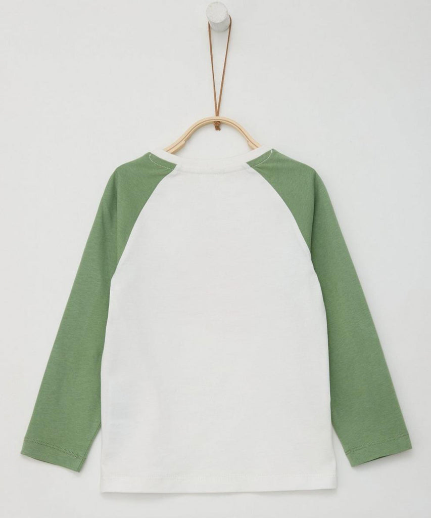 Details:&nbsp;This long sleeve t-shirt in pistachio green and white features a basketball print on the front, adding a touch of sporty style to your wardrobe. With a comfortable round neckline, it's perfect for everyday wear or showing off your love for the game.&nbsp;
Color: Pistachio white&nbsp;
Composition: 100%CO&nbsp;