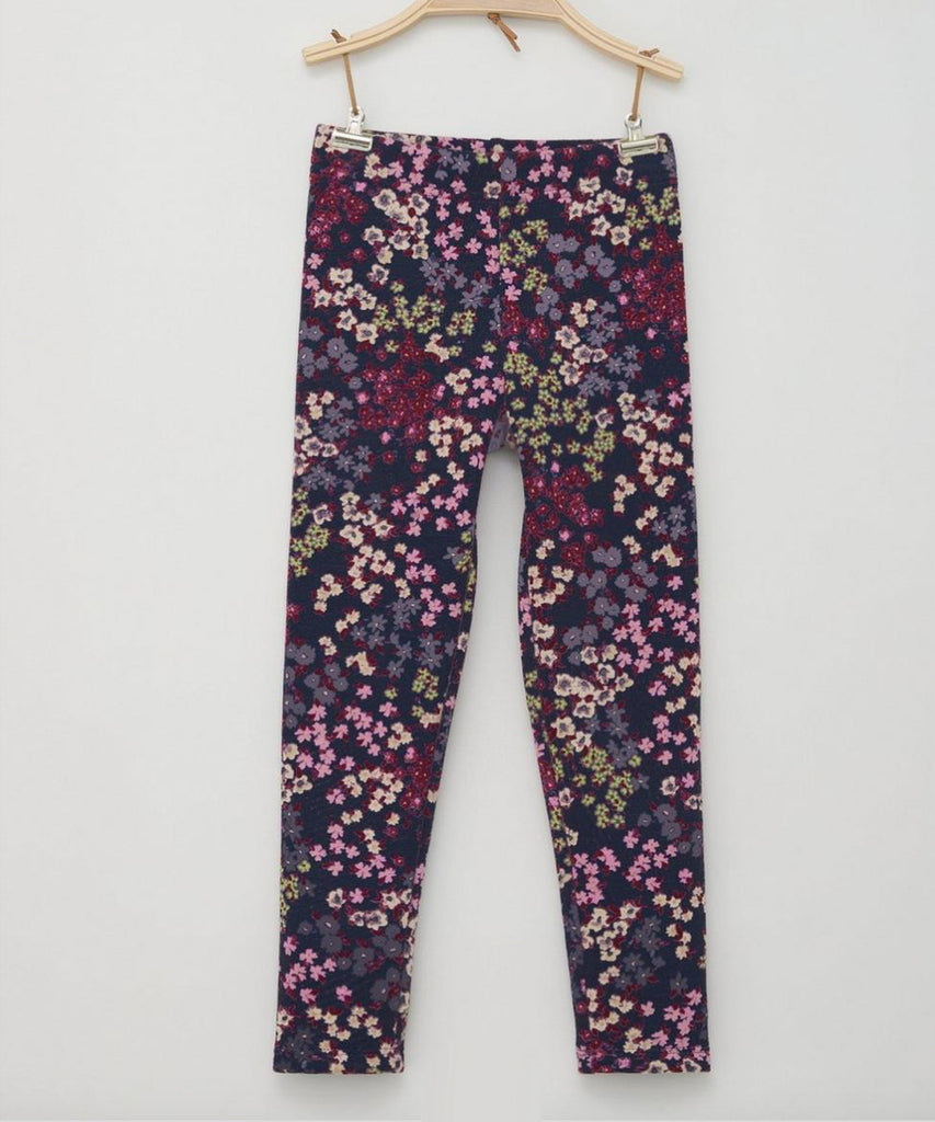 Details:&nbsp;Stay cozy and stylish with our Fleece Leggings AOP Flowers! Made from warm navy blue fleece with a beautiful all-over print of purple flowers, these leggings are perfect for adding a pop of color to your winter wardrobe. The elastic waistband ensures a comfortable fit for all-day wear. Upgrade your leggings game today!&nbsp;
Color: Navy blue purple&nbsp;
Composition:&nbsp; 066%PES 030%CO 004%EL &nbsp;&nbsp;