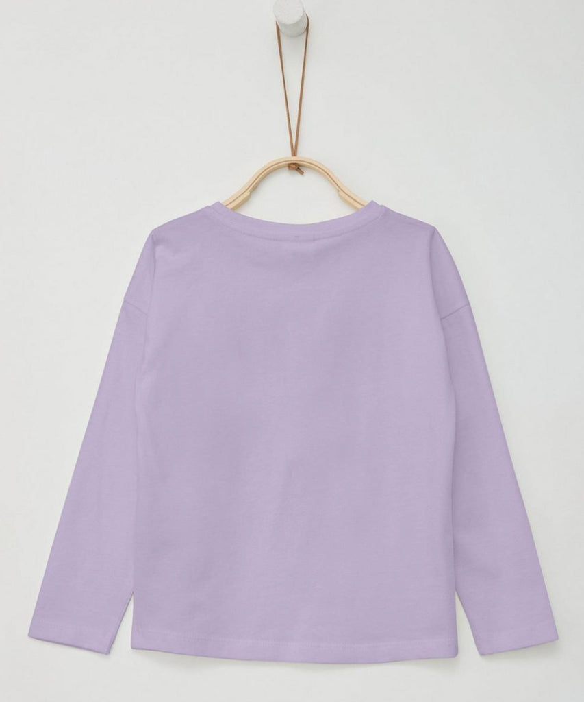 Details: &nbsp;This LS T-Shirt boasts a beautiful rainbow sky print on the front, adding a touch of elegance to your wardrobe. The round neckline and long sleeves provide comfort and versatility, making it a must-have for any season. Perfect for adding a feminine touch to any outfit.&nbsp;
Color: Lavender&nbsp;
Composition: 100%CO&nbsp;