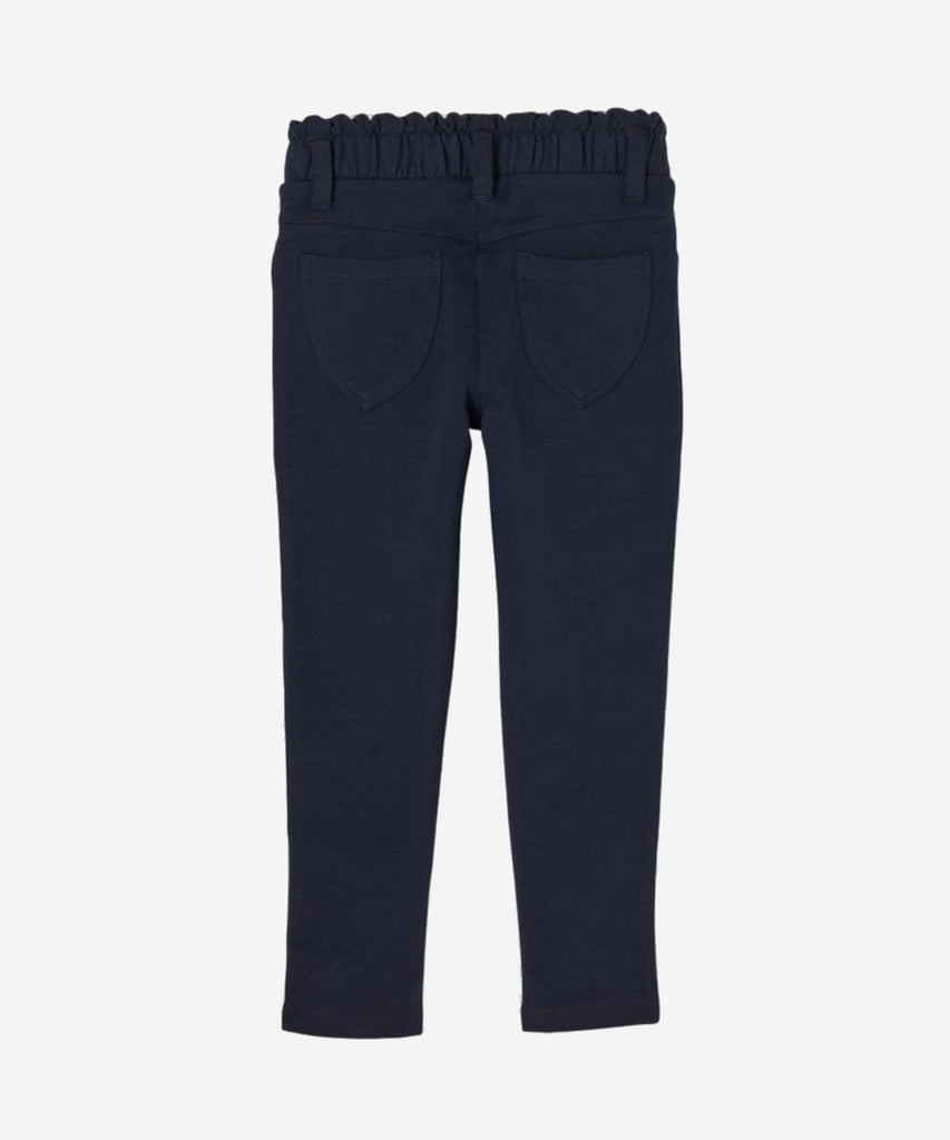 Details:&nbsp;These soft paperbag pants in navy blue are perfect for any occasion. With belt loops and an elastic waistband, they combine fashion and functionality for a comfortable fit. Their versatile design makes them ideal for both casual and formal wear.&nbsp;
Color: Navy blue&nbsp;&nbsp;
Composition:&nbsp; 095%CO 005%EL &nbsp;&nbsp;