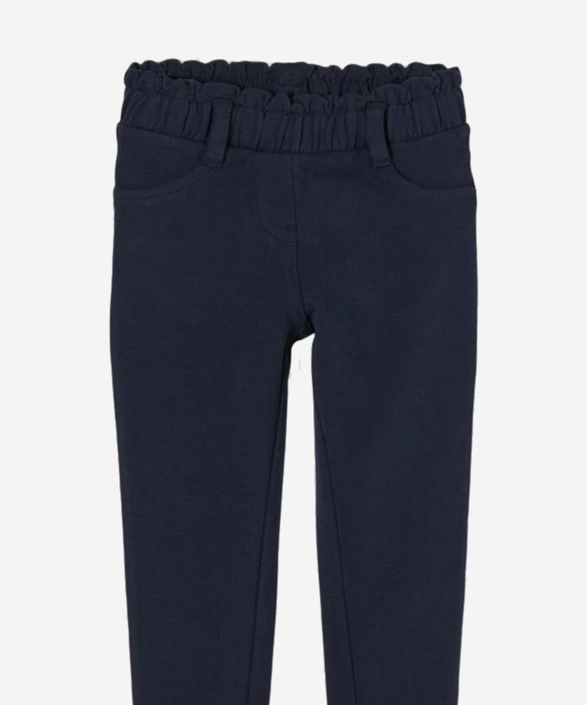 Details:&nbsp;These soft paperbag pants in navy blue are perfect for any occasion. With belt loops and an elastic waistband, they combine fashion and functionality for a comfortable fit. Their versatile design makes them ideal for both casual and formal wear.&nbsp;
Color: Navy blue&nbsp;&nbsp;
Composition:&nbsp; 095%CO 005%EL &nbsp;&nbsp;