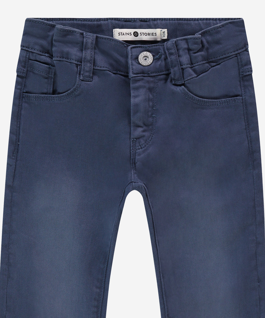 Details: These stylish Canvas pants are classic and timeless, perfect for any occasion. Made from durable canvas material, these pants have a hard-wearing quality that will stay looking new for longer. They are designed with a comfortable fit which allows for perfect mobility. Perfect for boys, these jeans will make a classic addition to any wardrobe.&nbsp;Elasticated waistband on the inside, belt loops and pockets. Zip closure with slide button.&nbsp;
Color: Blue wash&nbsp;
Composition: 98% cotton/2% elast