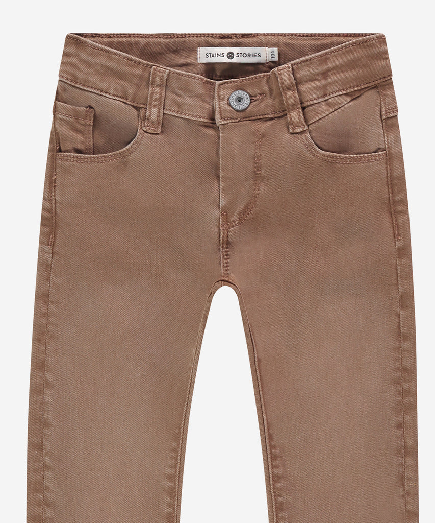 Details: These stylish Canvas pants are classic and timeless, perfect for any occasion. Made from durable canvas material, these pants have a hard-wearing quality that will stay looking new for longer. They are designed with a comfortable fit which allows for perfect mobility. Perfect for boys, these jeans will make a classic addition to any wardrobe.&nbsp;Elasticated waistband on the inside, belt loops and pockets. Zip closure with slide button.&nbsp;
Color: Caramel wash&nbsp;
Composition: 98% cotton/2% el