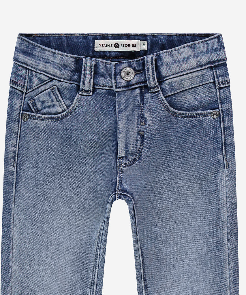 Details:&nbsp;Expertly designed for comfort and style, our Jogg Jeans in mid blue denim wash are perfect for any occasion. The elasticated waistband, belt loops, and pockets offer practicality while the zip closure with slide button adds a touch of sophistication. Experience the perfect balance of fashion and functionality. &nbsp;
Color: Mid blue denim wash&nbsp;
Composition: 98% cotton/2% elasthan &nbsp;