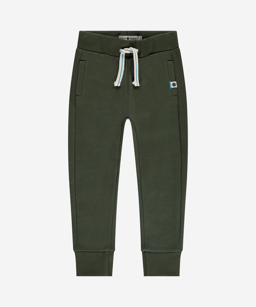 Details:&nbsp;These jogging pants in dark army green feature an elastic waistband for comfortable wear. Perfect for both casual and athletic use, these pants offer a snug fit and a stylish color. With an easy-to-wear design and versatile functionality, these pants are a must-have for any wardrobe.&nbsp;
Color: Dark army green&nbsp;&nbsp;
Composition: 100% BCI cotton