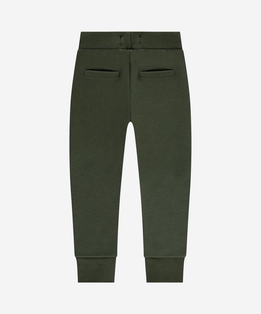 Details:&nbsp;These jogging pants in dark army green feature an elastic waistband for comfortable wear. Perfect for both casual and athletic use, these pants offer a snug fit and a stylish color. With an easy-to-wear design and versatile functionality, these pants are a must-have for any wardrobe.&nbsp;
Color: Dark army green&nbsp;&nbsp;
Composition: 100% BCI cotton