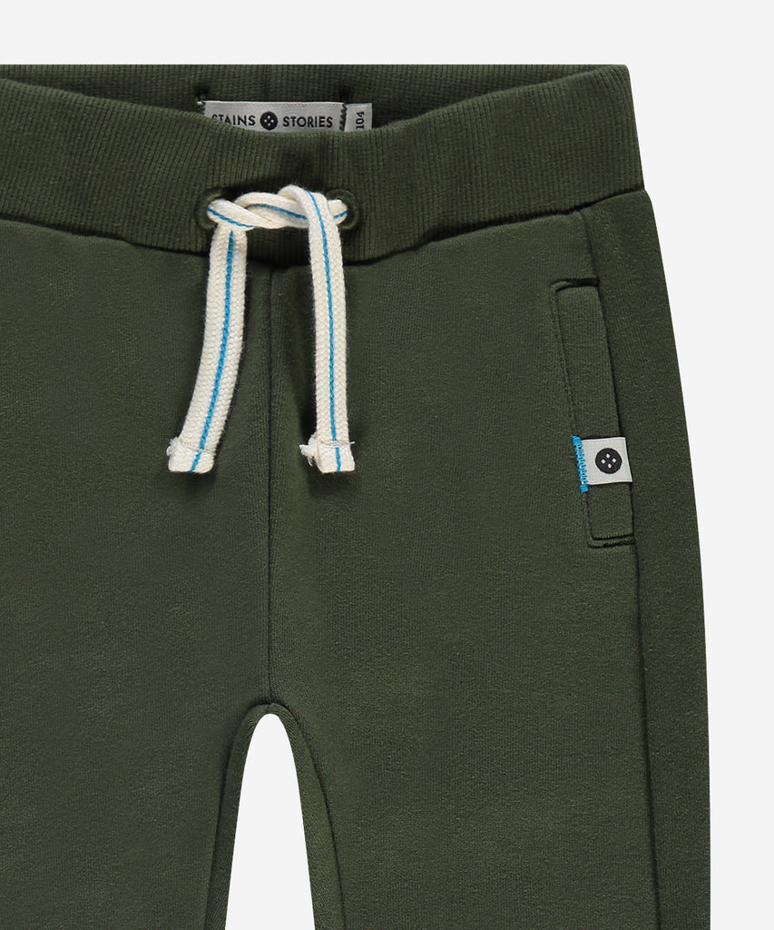 Details:&nbsp;These jogging pants in dark army green feature an elastic waistband for comfortable wear. Perfect for both casual and athletic use, these pants offer a snug fit and a stylish color. With an easy-to-wear design and versatile functionality, these pants are a must-have for any wardrobe.&nbsp;
Color: Dark army green&nbsp;&nbsp;
Composition: 100% BCI cotton