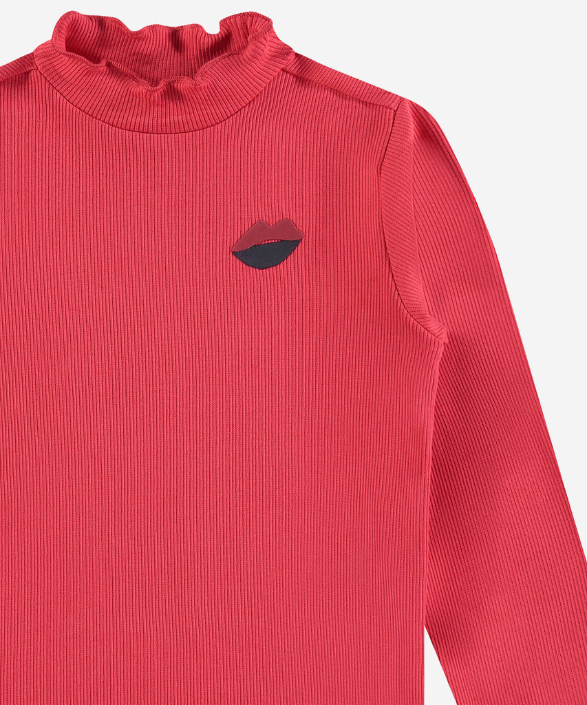 Details:&nbsp;Expertly crafted from high-quality ribbed fabric, this LS Rib T-Shirt Top in red offers a comfortable and stylish addition to any wardrobe. With its long sleeves, it's perfect for cooler weather and versatile enough to be dressed up or down. Upgrade your basics with this essential piece.&nbsp;
Color: Red&nbsp;
Composition: 95% BCI cotton/5% elasthan&nbsp;