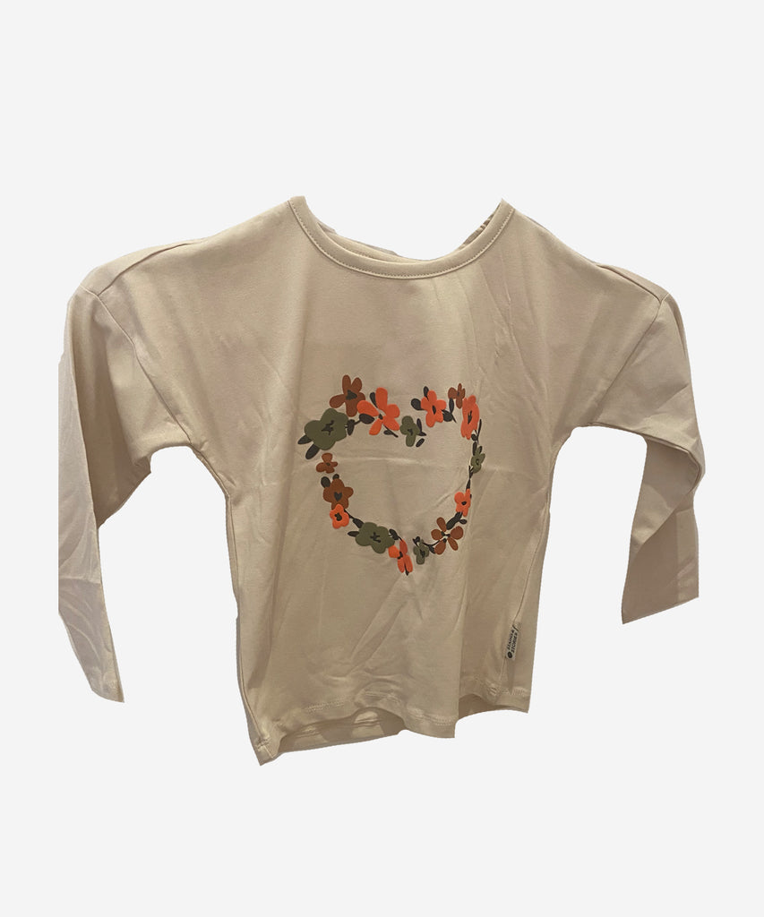 Details: This long sleeve stone white t-shirt features a round neckline and a Flower heart print on the front. The perfect choice for any flower enthusiast, this t-shirt offers both style and comfort. Made with high-quality, soft fabric, it's a must-have for your wardrobe.&nbsp;
Color: Stone white&nbsp;
Composition: 95% BCI cotton/5% elasthan&nbsp;