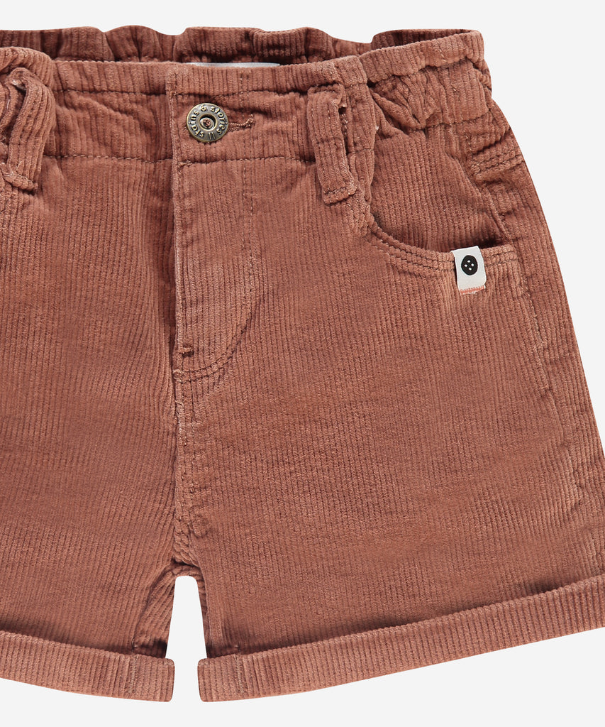 Details:&nbsp;Professional and expertly crafted, these paperbag corduroy shorts in canyon are a must-have addition to your wardrobe. With convenient belt loops and zip and button closure, these shorts offer both style and functionality. Complete with pockets, these shorts are the perfect combination of fashion and practicality.&nbsp;
Color: Canyon&nbsp;
Composition: 95% cotton/5% elasthan&nbsp;