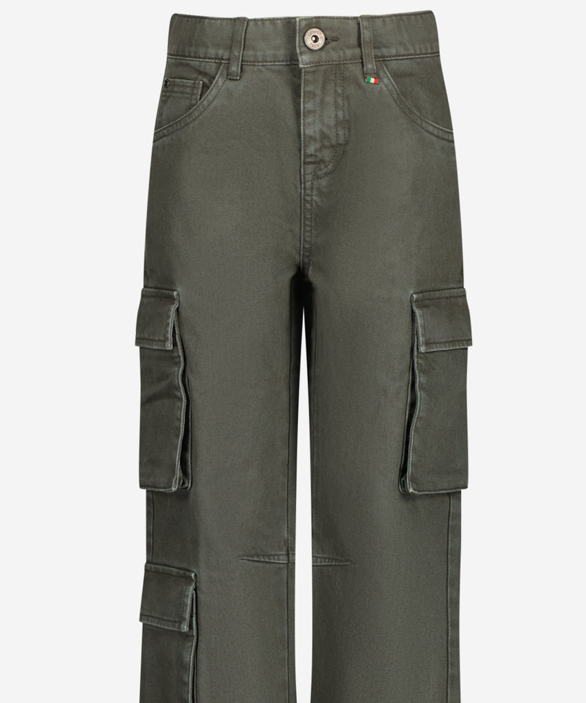 Details: &nbsp;The Sloose Cargo Canvas Pants in Stone Grey offer practicality and style. With pockets on the side of the leg, these pants provide ample storage while the zip and button closure ensure a secure fit. Perfect for any outdoor or casual occasion, these pants are a must-have for your wardrobe.&nbsp; Color: &nbsp;Stone grey&nbsp; Composition:&nbsp; 100% Cotton &nbsp;