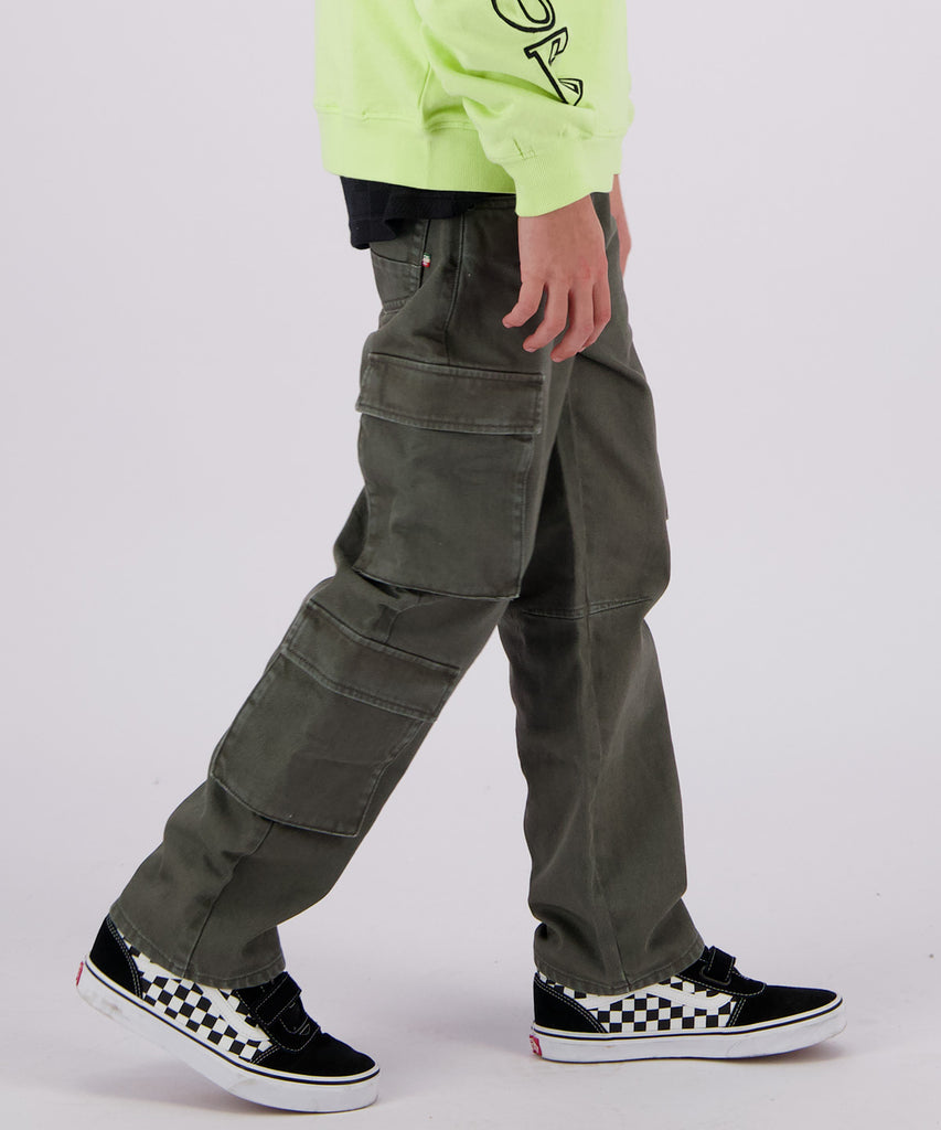 Details: &nbsp;The Sloose Cargo Canvas Pants in Stone Grey offer practicality and style. With pockets on the side of the leg, these pants provide ample storage while the zip and button closure ensure a secure fit. Perfect for any outdoor or casual occasion, these pants are a must-have for your wardrobe.&nbsp; Color: &nbsp;Stone grey&nbsp; Composition:&nbsp; 100% Cotton &nbsp;