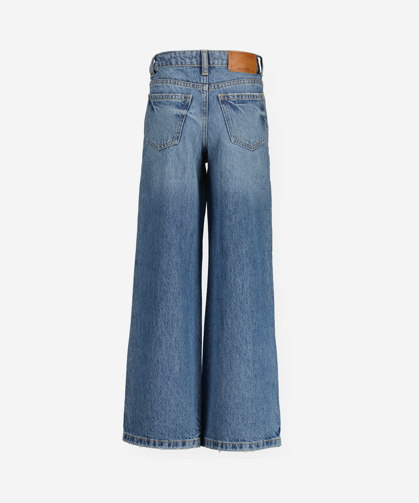 Details:&nbsp;Expertly crafted and stylish, the Cassie wide leg jeans in blue vintage are a must-have addition to any fashion-forward wardrobe. With functional pockets, zip and button closure and practical belt loops, these jeans offer both style and functionality. Elevate your denim game with these on-trend jeans.&nbsp;
Color: &nbsp;Blue vintage denim&nbsp;
Composition:&nbsp; 100% Cotton &nbsp;