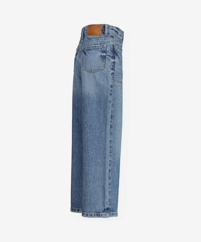 Details:&nbsp;Expertly crafted and stylish, the Cassie wide leg jeans in blue vintage are a must-have addition to any fashion-forward wardrobe. With functional pockets, zip and button closure and practical belt loops, these jeans offer both style and functionality. Elevate your denim game with these on-trend jeans.&nbsp;
Color: &nbsp;Blue vintage denim&nbsp;
Composition:&nbsp; 100% Cotton &nbsp;