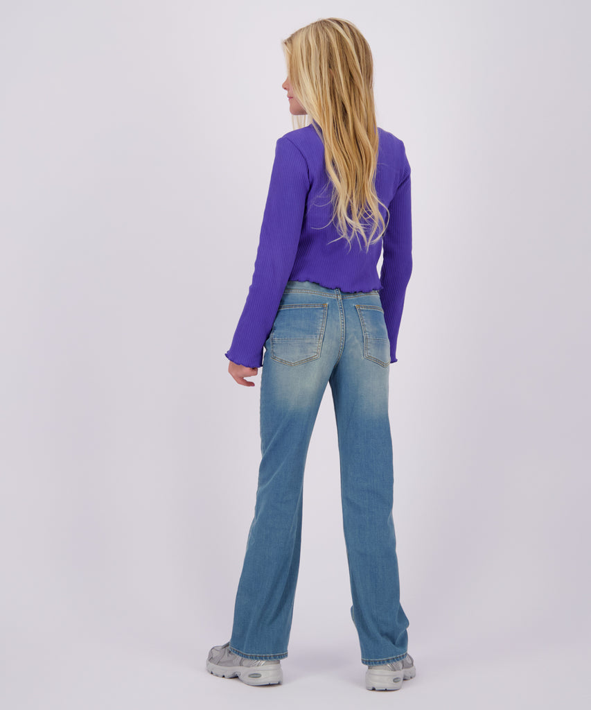 Details:&nbsp;Expertly crafted and stylish, the Claire bootcut jeans in tinted mid blue denim are a must-have addition to any fashion-forward wardrobe. With functional pockets, zip and button closure and practical belt loops, these jeans offer both style and functionality. Elevate your denim game with these on-trend jeans.&nbsp;
Color: &nbsp;Tinted mid blue denim&nbsp;
Composition:&nbsp; 100% Cotton &nbsp;