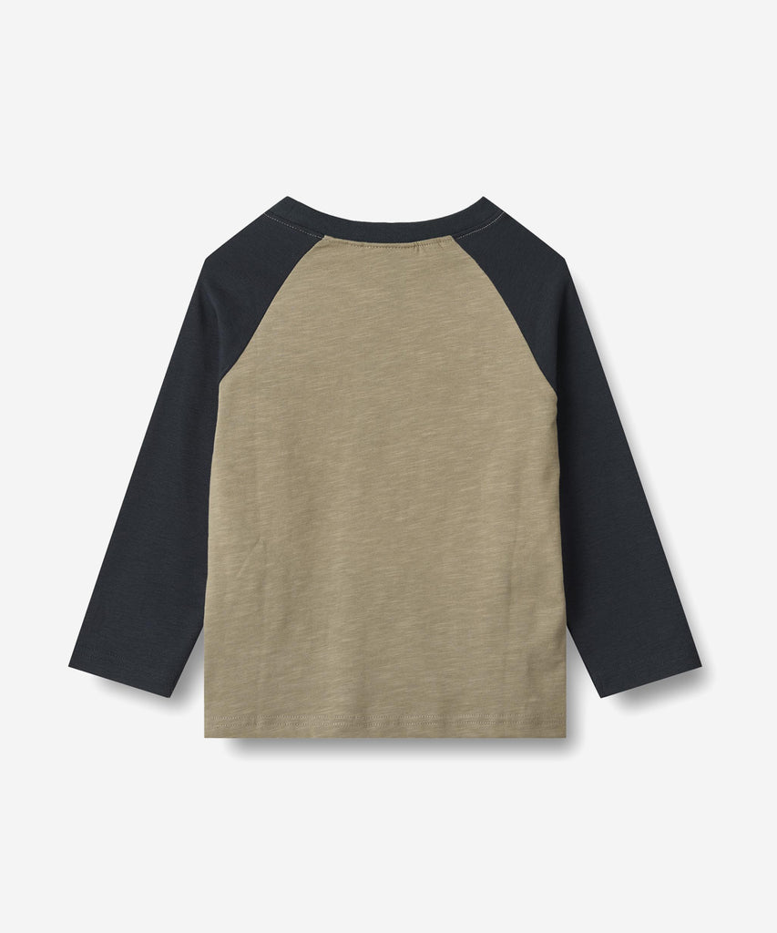 Long-sleeved t-shirt in soft organic cotton for the junior child.
- Regular/loose fit
- Neckline and raglan sleeves in a contrast colour
- Hand drawn watercolour front print - Dinasour on a scooter
Wheat's T-shirts are a true essential in your child’s wardrobe, as the T-shirts are soft and comfortable for your child to wear. The T-shirts are available in beautiful colours and hand drawn prints, which are made by Wheat's in-house design team. They can easily be styled with pair of trousers or a skirt, and wi