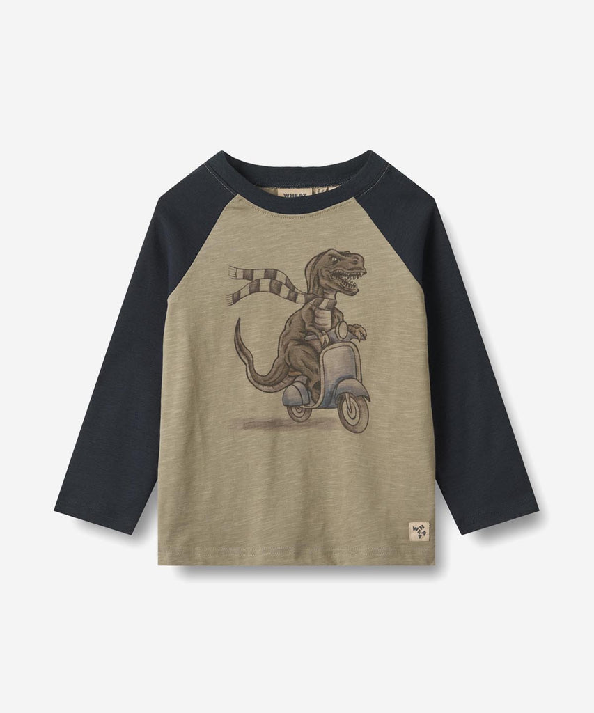 Long-sleeved t-shirt in soft organic cotton for the junior child.
- Regular/loose fit
- Neckline and raglan sleeves in a contrast colour
- Hand drawn watercolour front print - Dinasour on a scooter
Wheat's T-shirts are a true essential in your child’s wardrobe, as the T-shirts are soft and comfortable for your child to wear. The T-shirts are available in beautiful colours and hand drawn prints, which are made by Wheat's in-house design team. They can easily be styled with pair of trousers or a skirt, and wi