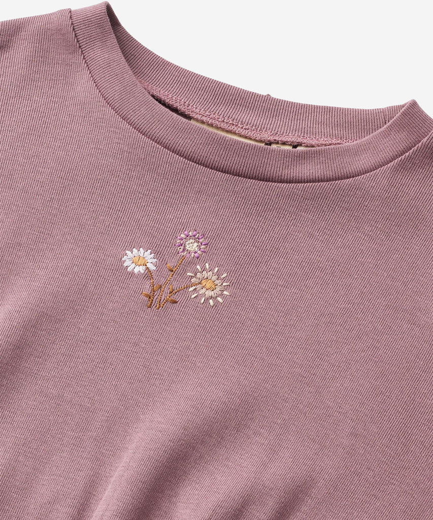 Details:
Long-sleeved T-shirt in soft organic cotton jersey for the junior child.
- Loose fitted
- Dropped shoulders
- Waistband at bottom with lots of gatherings.
- Small embroidery at front
Wheat's T-shirts are a true essential in your child’s wardrobe, as the T-shirts are soft and comfortable for your child to wear. The T-shirts are available in beautiful colours and hand drawn prints, which are made by Wheat's in-house design team. They can easily be styled with pair of trousers or a skirt, and with a k