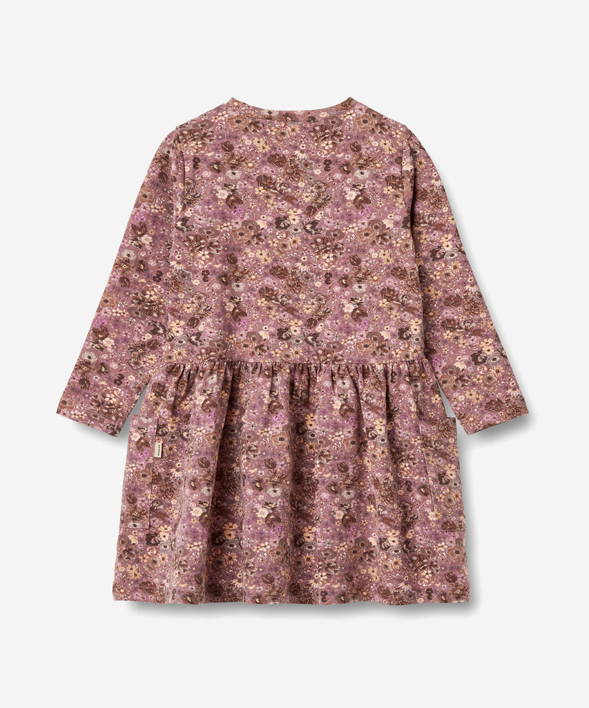 Details:&nbsp;
Long-sleeved jersey dress in soft organic cotton for the junior child.
- Loose fit
- Length: mid-knees
- Cutlines below the waist with gatherings below
- Hand drawn all-over print
Wheat's sweet dress has a loose fit, which makes it easy and comfortable for your child to wear. The dress has a flattering cutline with gatherings, which gives the dress some lovely volume. The dress is perfect for the autumn and winter months and can easily be styled with some leggings and a long-sleeved T-shirt u