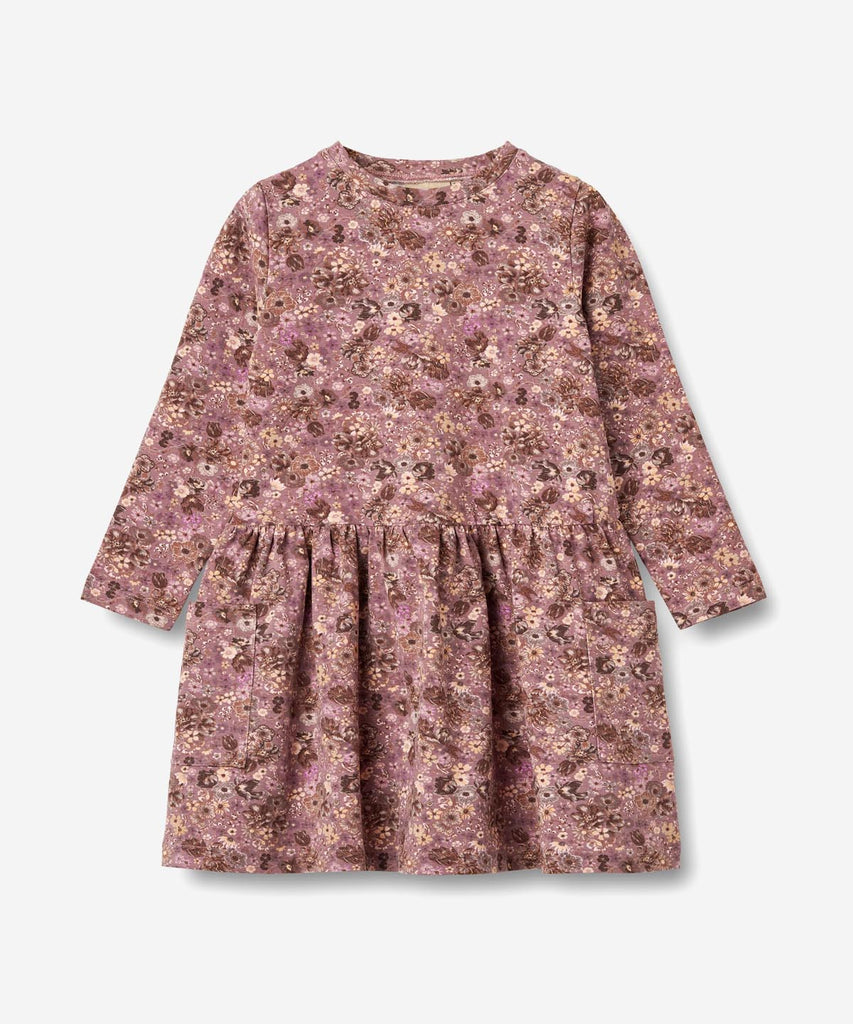 Details:&nbsp;
Long-sleeved jersey dress in soft organic cotton for the junior child.
- Loose fit
- Length: mid-knees
- Cutlines below the waist with gatherings below
- Hand drawn all-over print
Wheat's sweet dress has a loose fit, which makes it easy and comfortable for your child to wear. The dress has a flattering cutline with gatherings, which gives the dress some lovely volume. The dress is perfect for the autumn and winter months and can easily be styled with some leggings and a long-sleeved T-shirt u