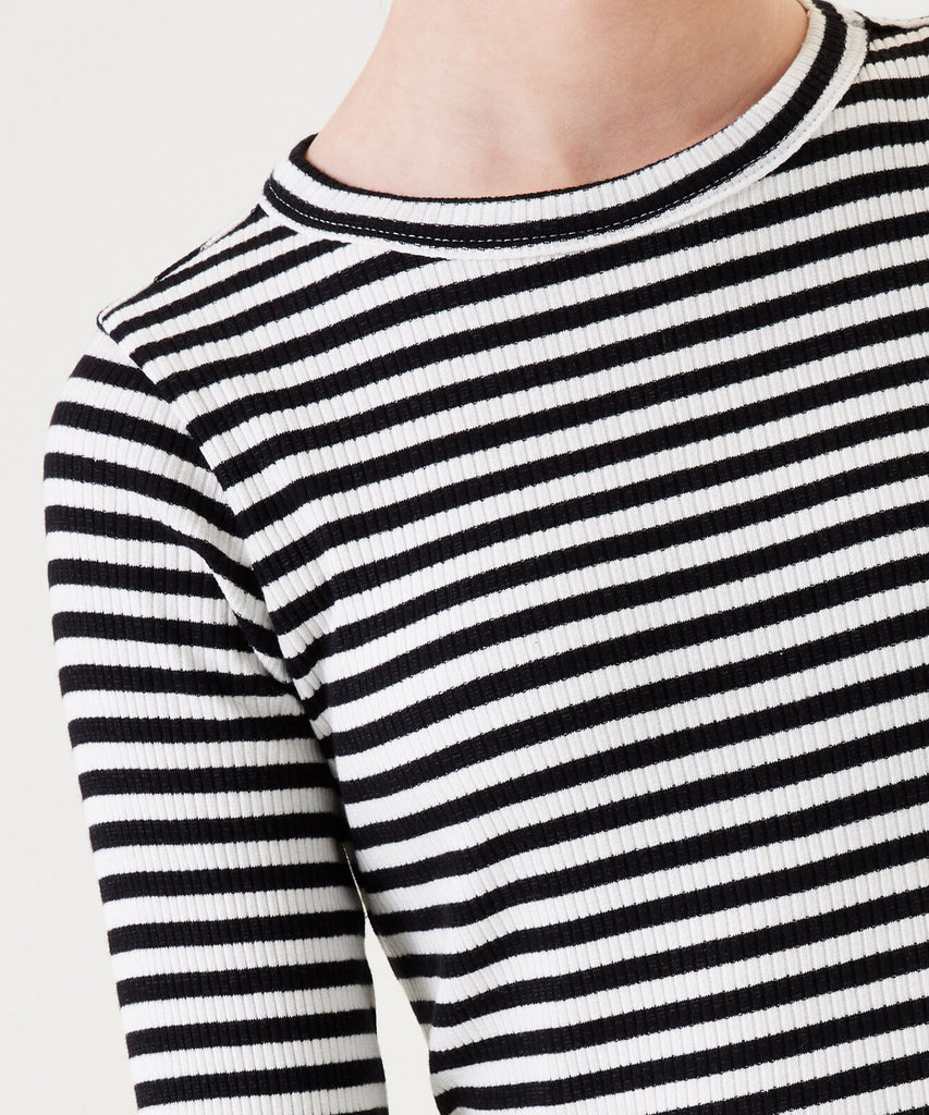 Details: &nbsp;This long sleeve rib t-shirt features a round neckline and a unique stripe design in black and white. Made with comfort and style in mind, it's perfect for everyday wear. Elevate your wardrobe with this trendy and versatile piece.
Color: Black white&nbsp;
Composition:&nbsp; 95% Cotton, 5% Elasthan &nbsp;