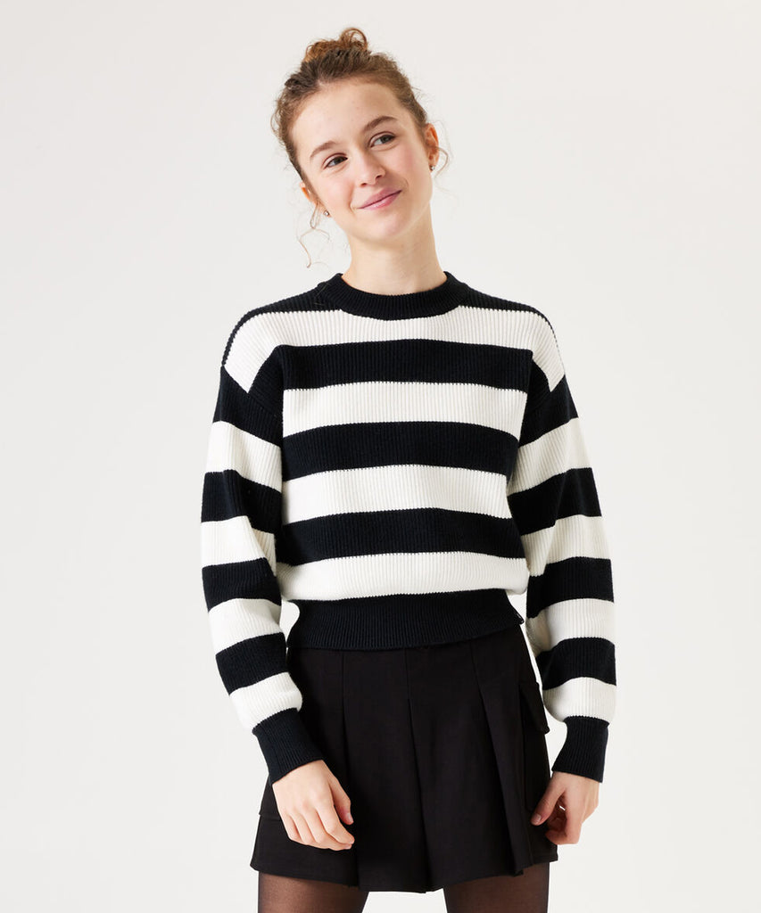 Details: &nbsp;Expertly crafted with a soft knit fabric, this pullover boasts a classic black and white stripe design. The round neckline and ribbed arm cuffs and waistband provide a comfortable fit. Elevate your wardrobe with this versatile and stylish piece.&nbsp;
Color: Black white&nbsp;
Composition:&nbsp; 51% Viscose, 27% Polyester, 22% Polyamide &nbsp;&nbsp;