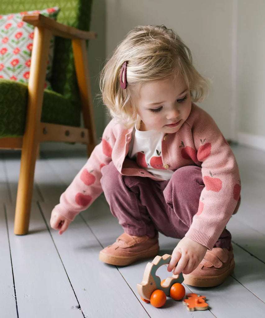 Details: &nbsp;This baby knit cardigan is designed with ribbed arm cuffs and waistband, as well as a round neckline and a button closure, for a comfortable and stylish look. Keep your little one warm and cozy without sacrificing style. The perfect addition to any baby's wardrobe.&nbsp;
Color: Powder&nbsp;
Composition:&nbsp; Winter'24 &nbsp;